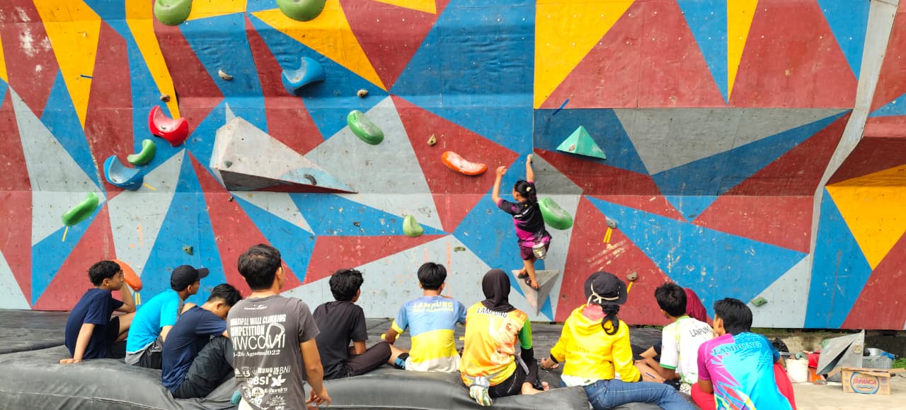Atlet FPTI saat Pelatda di Venue Wall Climbing di PKOR Lampung